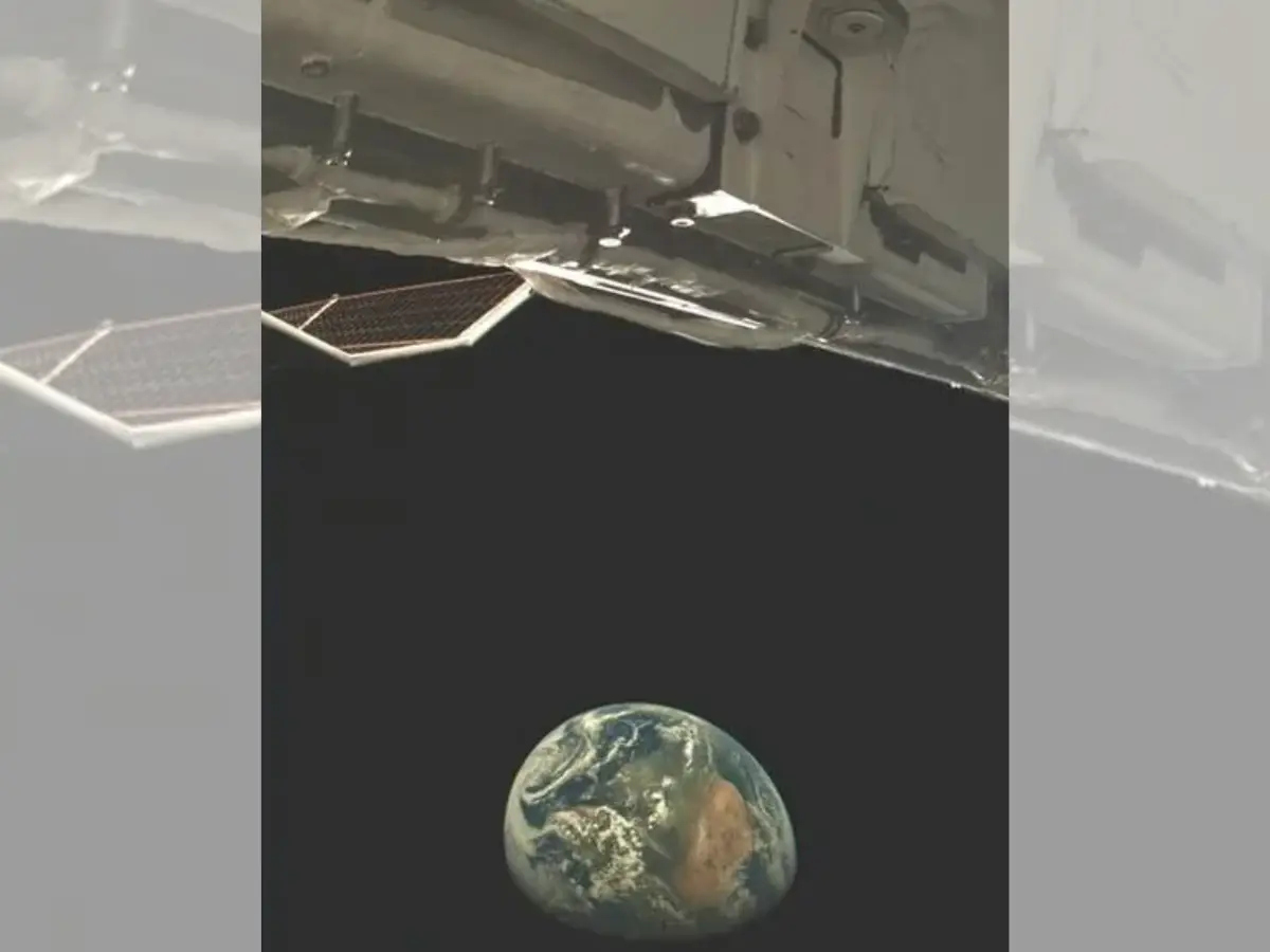 X-37B hovers around Earth like a space shuttle