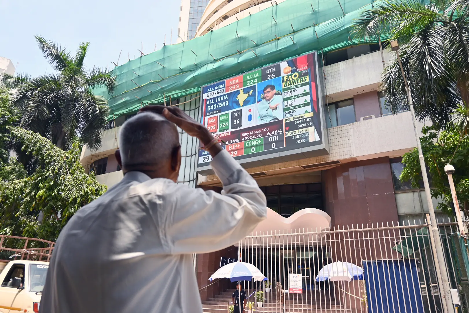 Indian stock benchmarks extend gains; Sensex gains 213 points, Nifty tops 25K