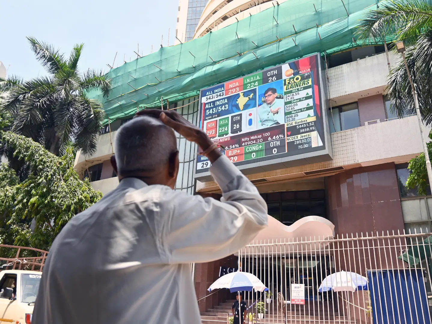 Indian stock benchmarks extend gains; Sensex gains 213 points, Nifty tops 25K Indian stock benchmarks extend gains; Sensex gains 213 points, Nifty tops 25K