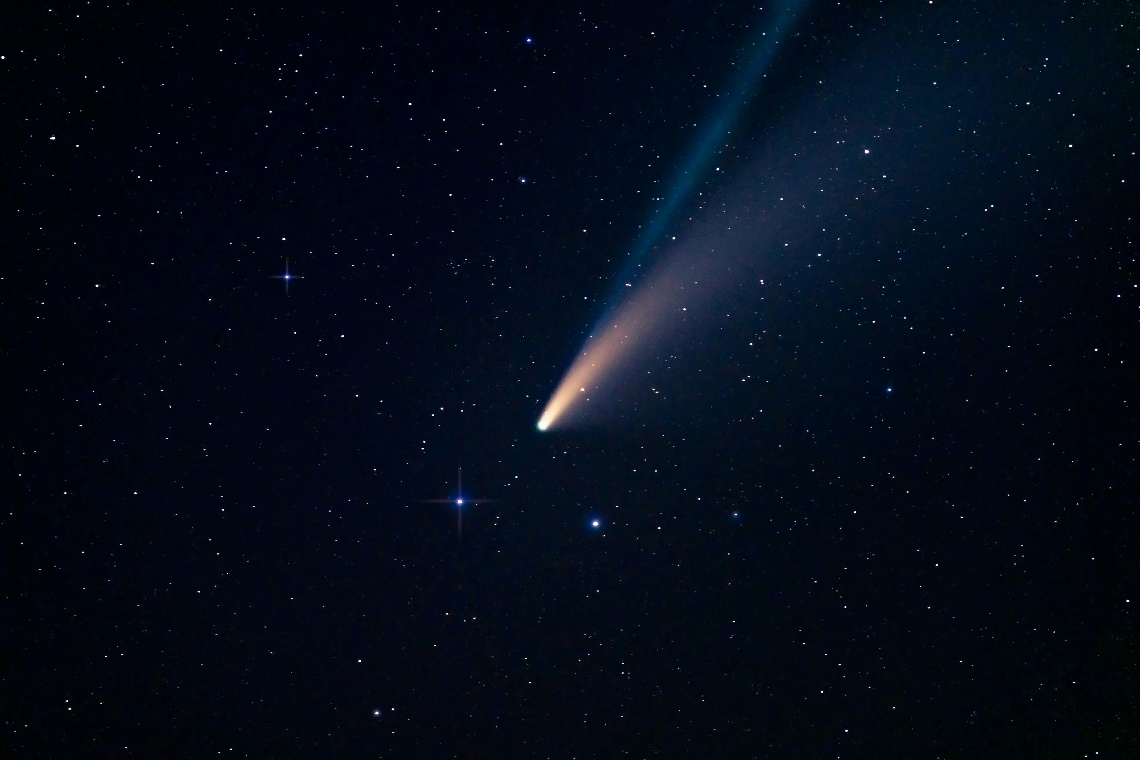 Stargazing JACKPOT: Once-in-MULTIPLE-lifetimes comet is hurtling