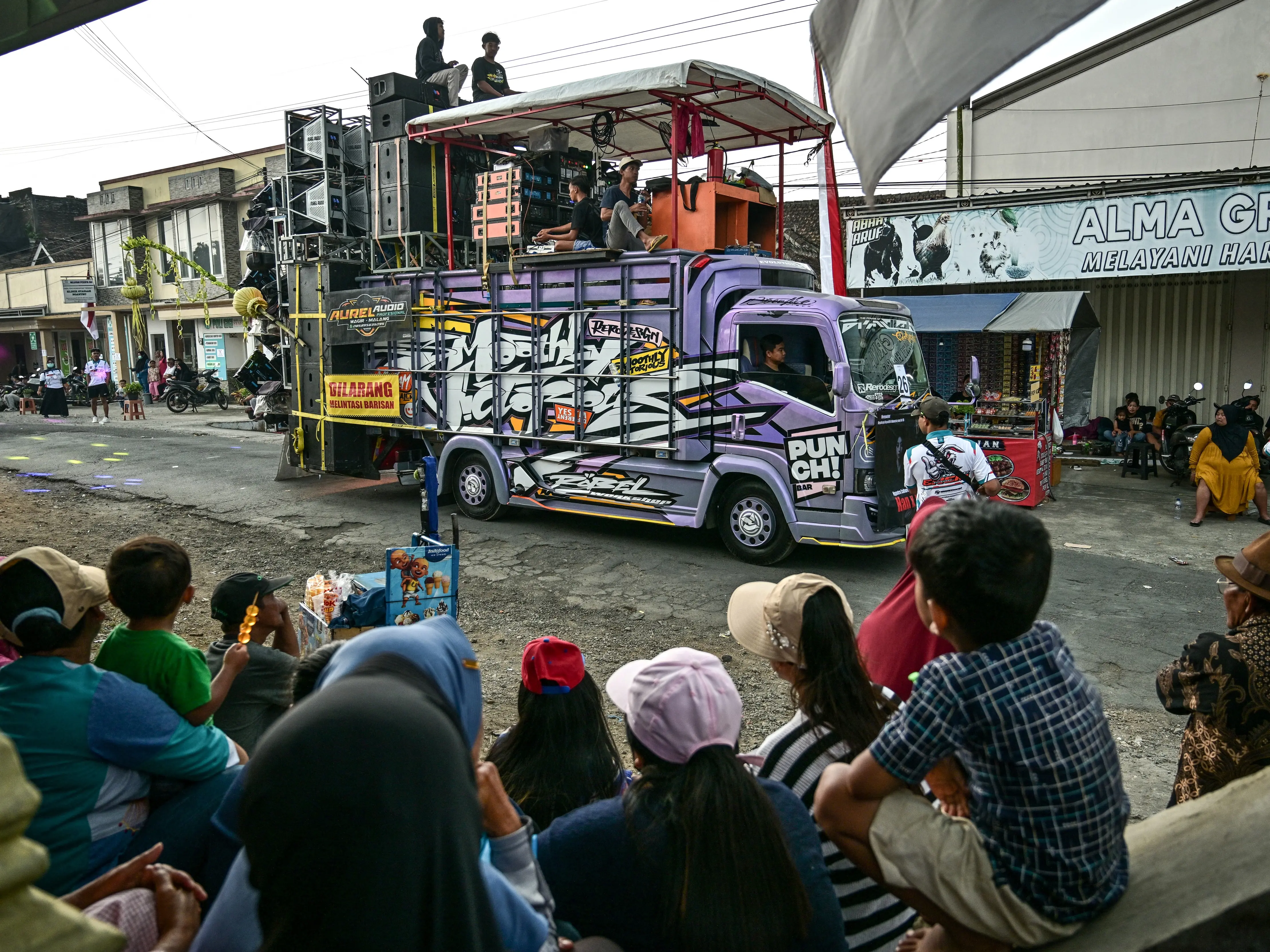 ‘Haram’ noise? Indonesia bans ear-splitting loudspeaker trucks blamed for cracked homes, heart attacks ‘Haram’ noise? Indonesia bans ear-splitting loudspeaker trucks blamed for cracked homes, heart attacks