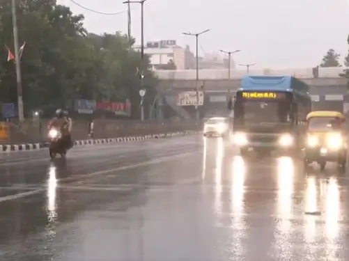 IMD issues 'Yellow Alert' after fresh spell lashes Delhi-NCR, airlines issue advisory IMD issues 'Yellow Alert' after fresh spell lashes Delhi-NCR, airlines issue advisory