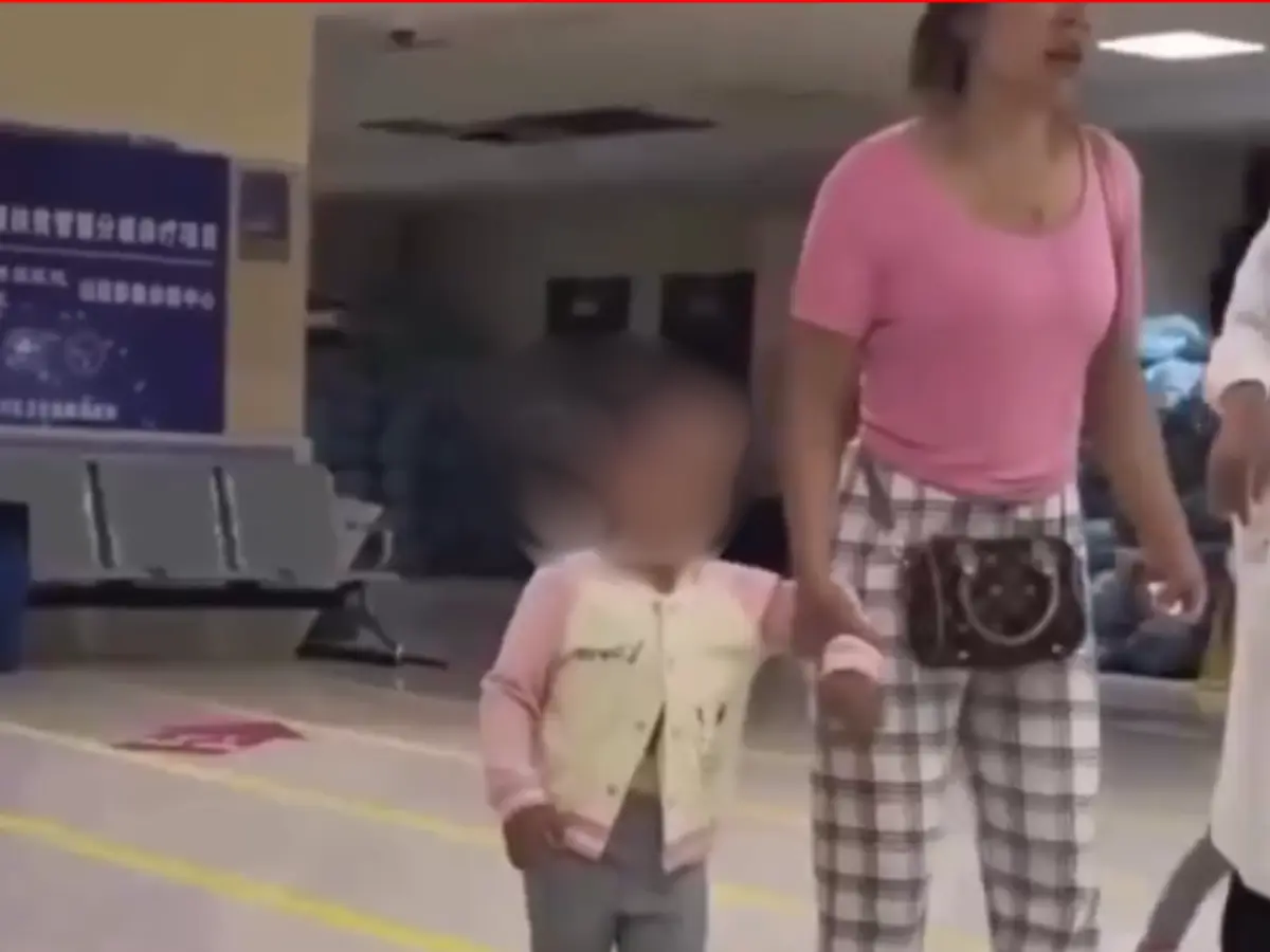 3-year-old walks around with knife in her skull: Scare tactic goes wrong as mother accidentally stabs daughter | Video 3-year-old walks around with knife in her skull: Scare tactic goes wrong as mother accidentally stabs daughter | Video