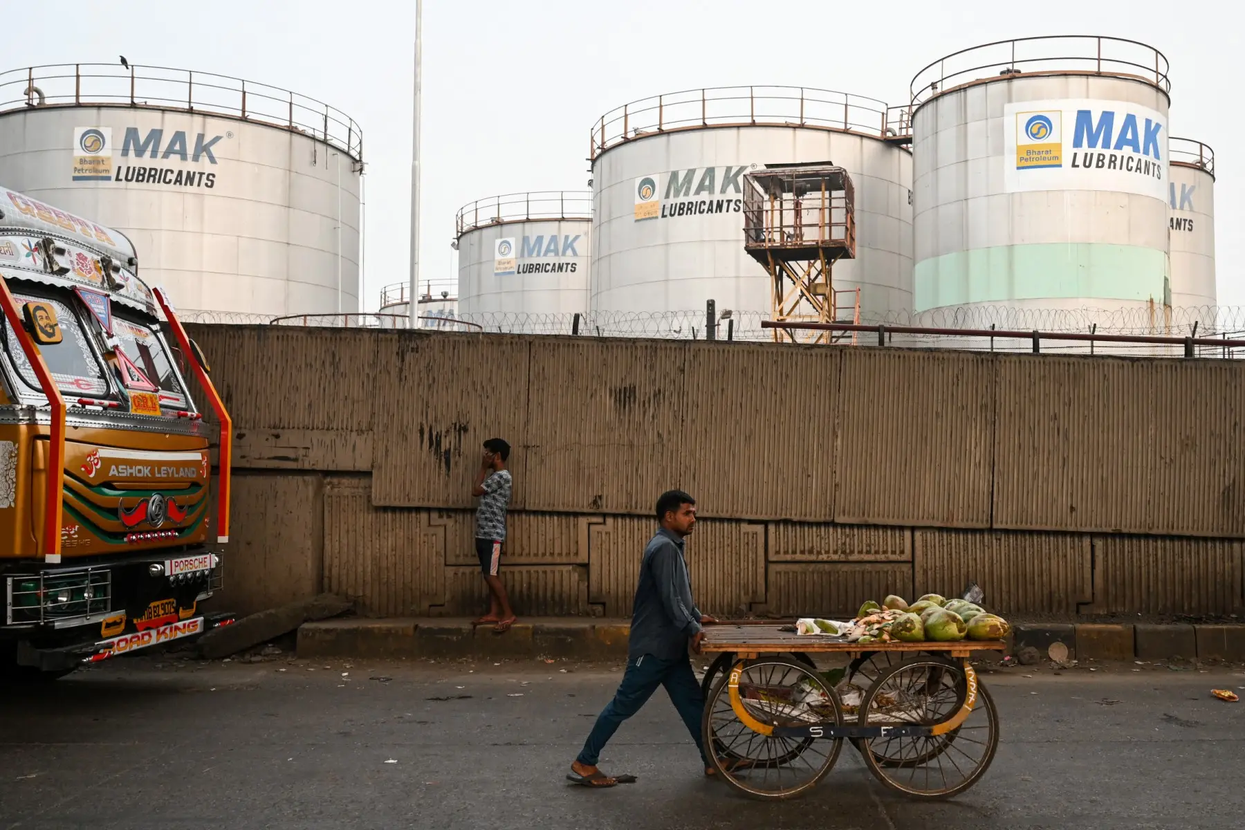 Are Indian refiners planning to lower the volume of Russian crude imports?