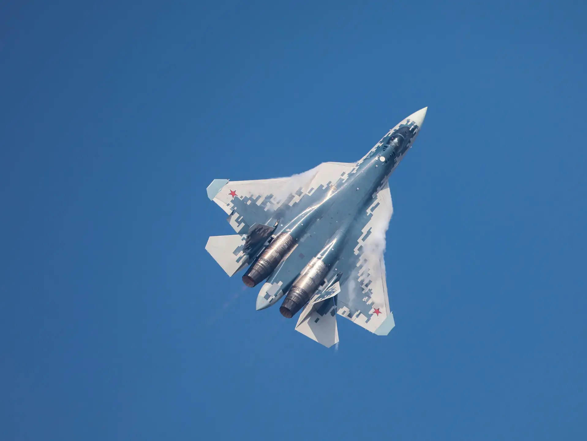 10 flight-control features that help the Su-57 fighter jet in high-angle turns