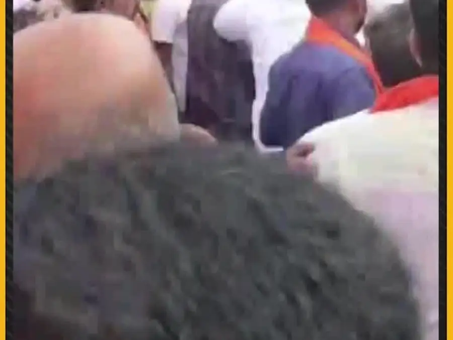 Mandya: Police Lathi Charge to Disperse Protesters After Stone Pelting During Ganesh Immersion 