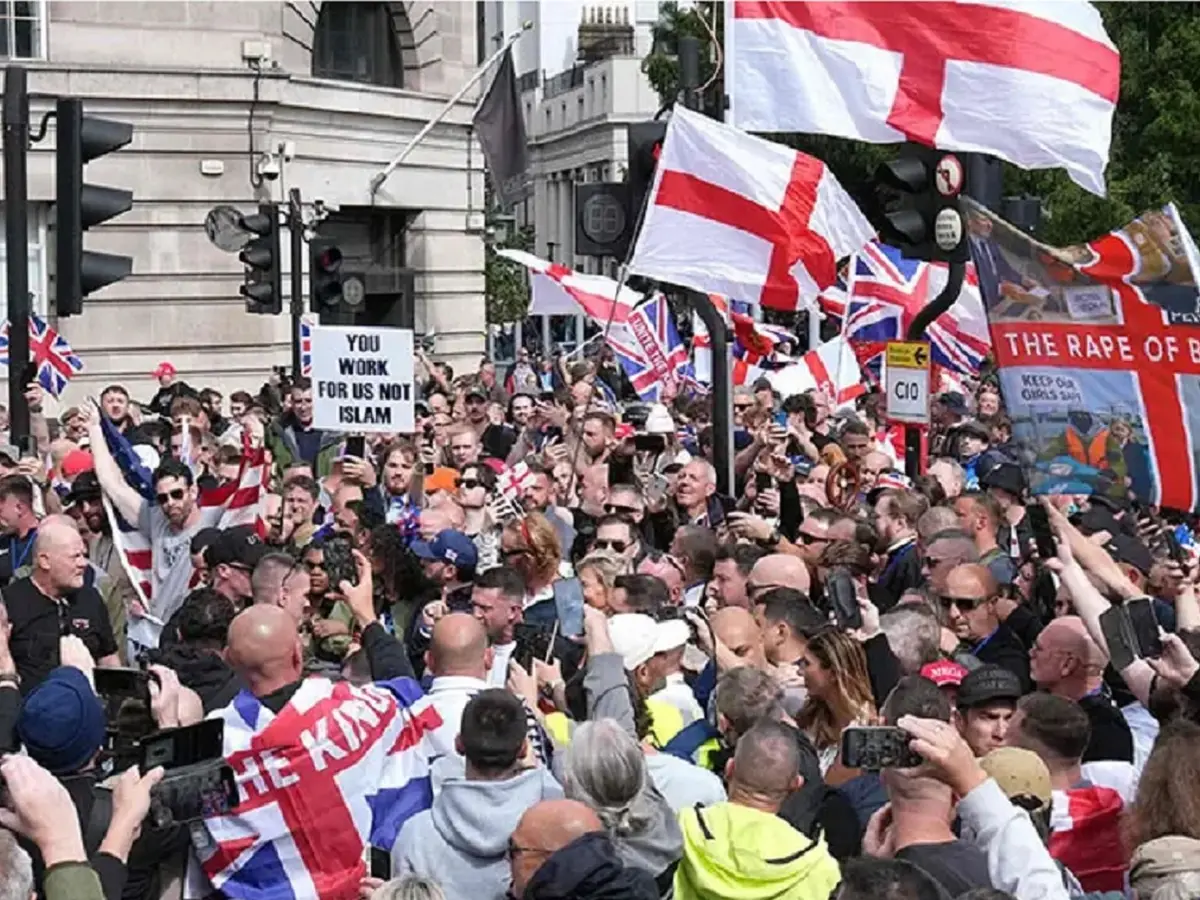Tens of thousands join UK far-right’s ‘Unite the Kingdom’ rally ...
