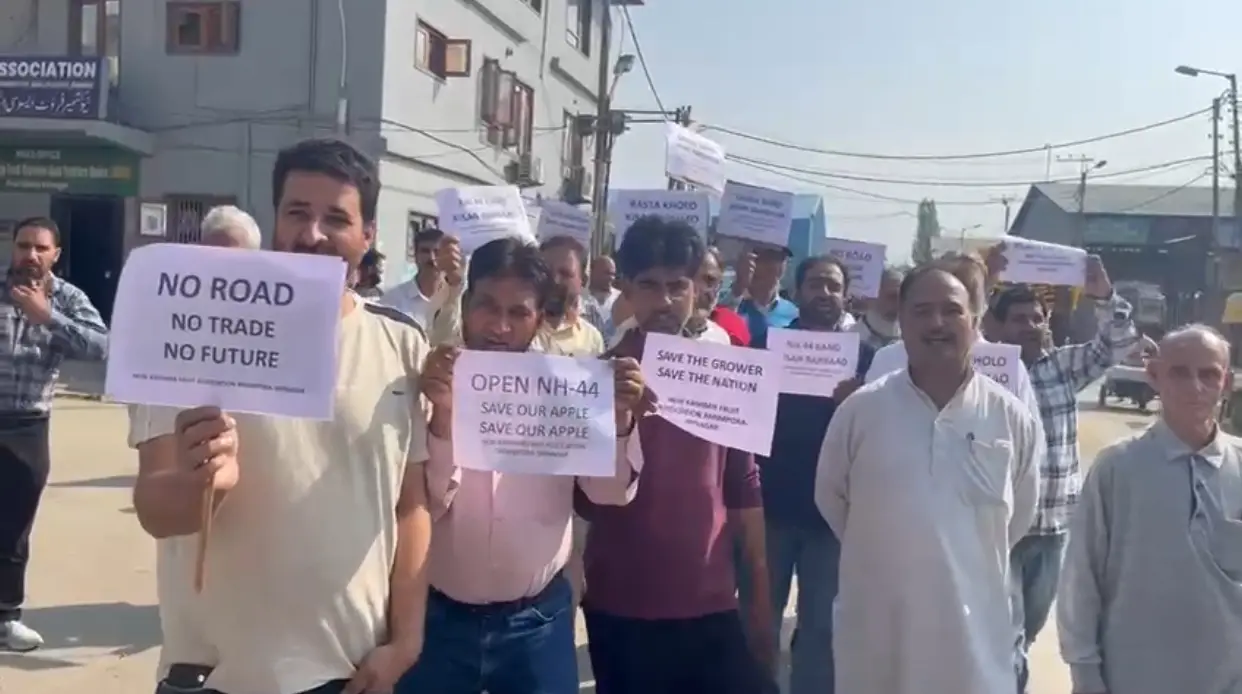 Kashmir fruit growers strike over ₹400cr losses as highway stays shut; LG Manoj Sinha launches Budgam-Delhi parcel train
