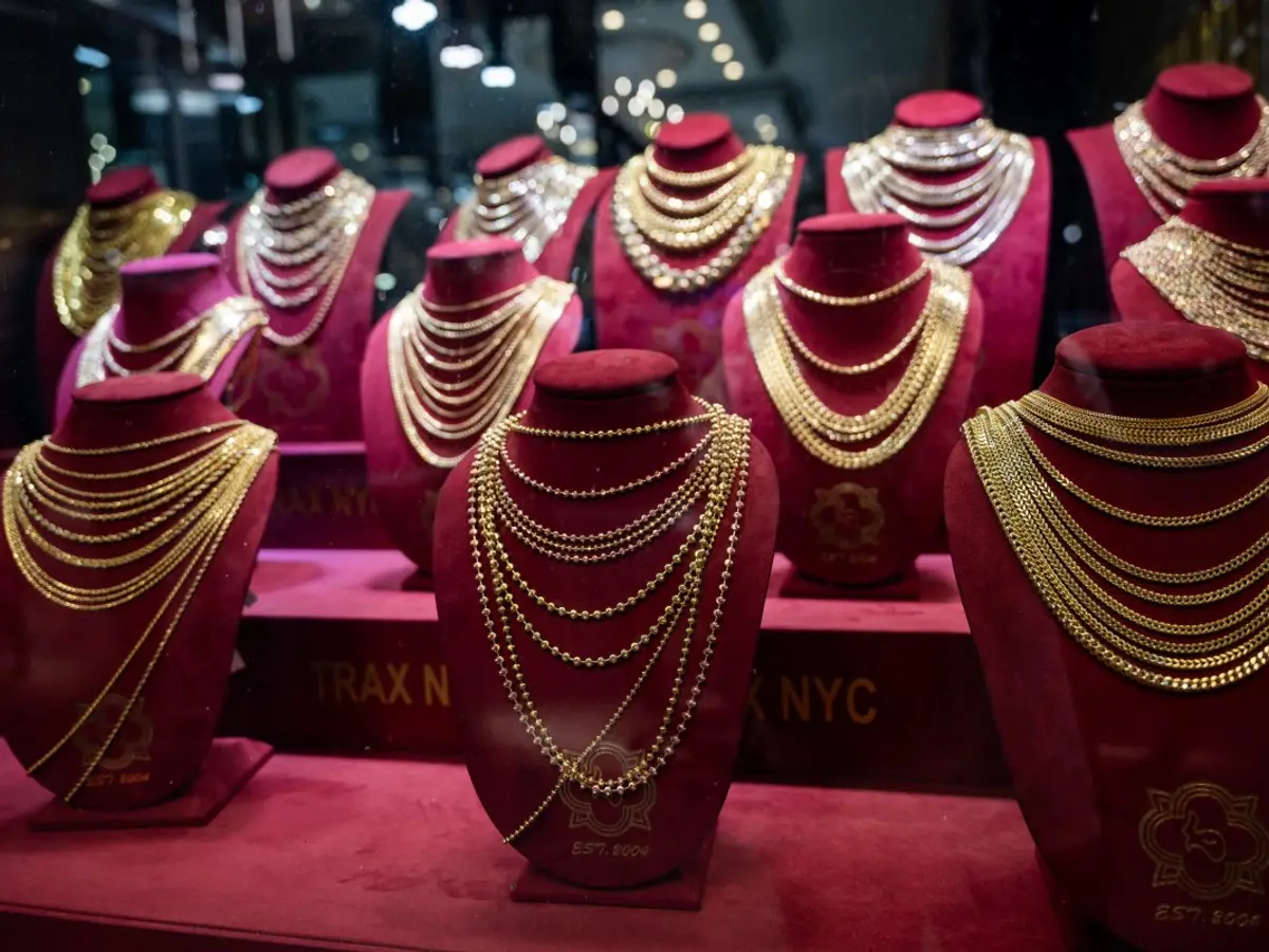 Gold Prices Surge to Record High on Fed Rate Cut Bets