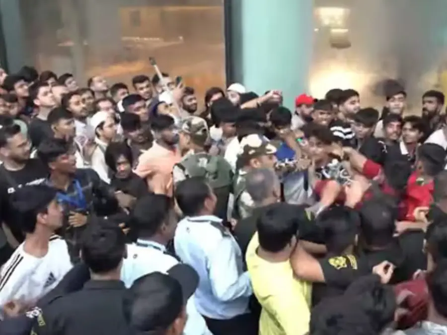 WATCH| Scuffle in iPhone 17 series launch in BKC Jio Centre, Mumbai