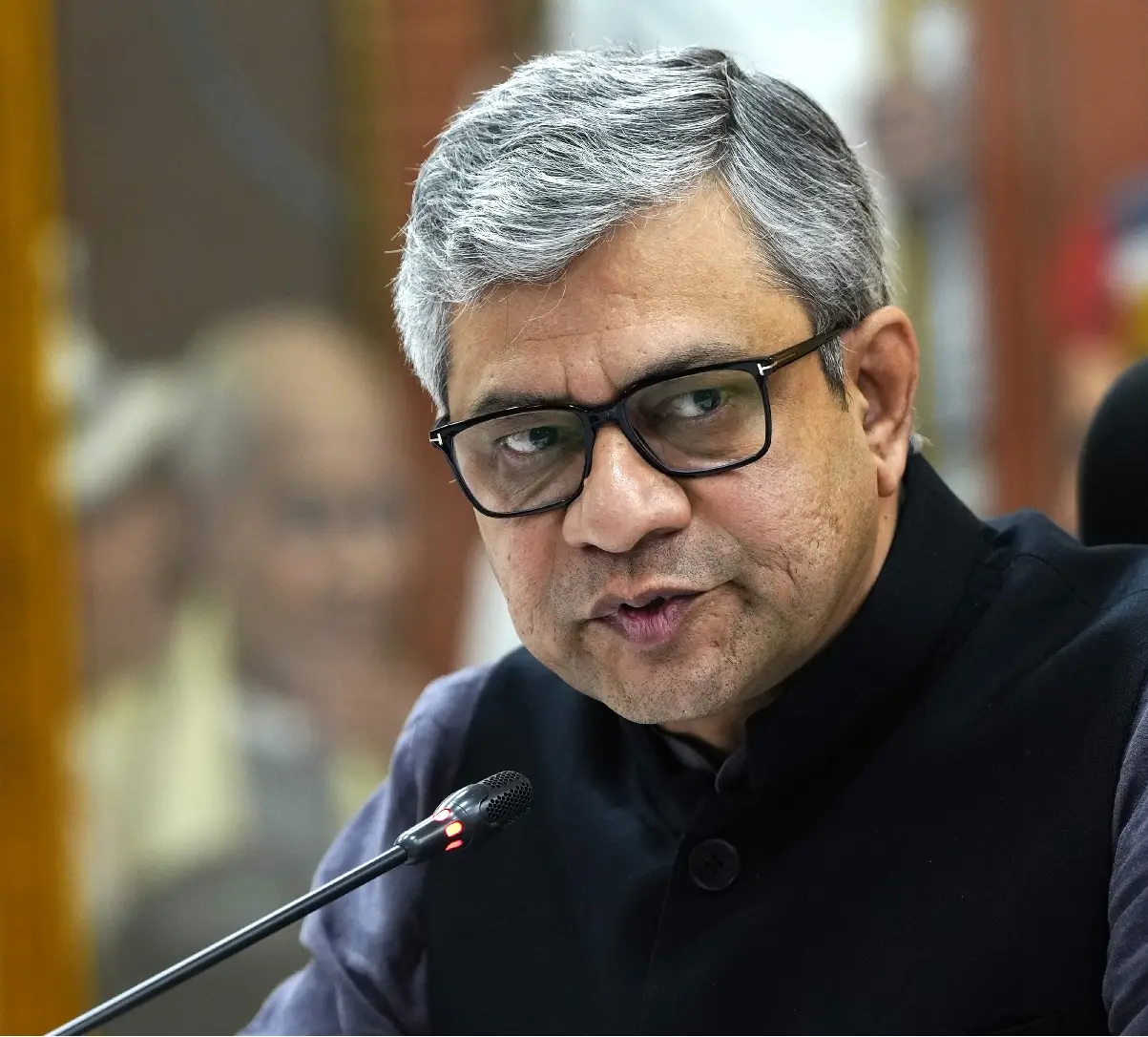 Union Minister Ashwini Vaishnaw switches to ‘Swadeshi’ digital tools, urges citizens to emulate