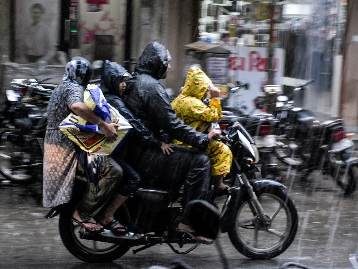 Karnataka weather updates: Heavy rain lashes Bengaluru, other districts; IMD warns of more showers for a week Karnataka weather updates: Heavy rain lashes Bengaluru, other districts; IMD warns of more showers for a week