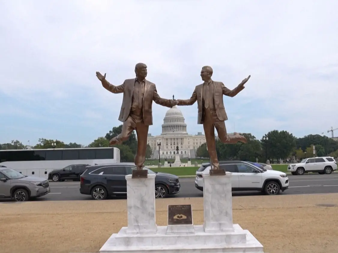 Statue of Trump and Epstein holding hands appears on National Mall, mocking “Everlasting Friendship” Statue of Trump and Epstein holding hands appears on National Mall, mocking “Everlasting Friendship”