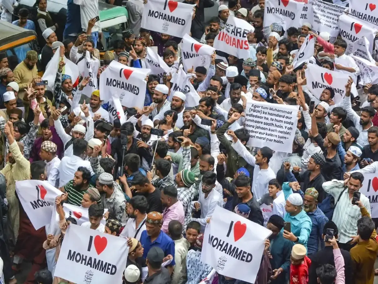 10-member SIT to probe Bareilly violence; cleric arrested, internet suspended 10-member SIT to probe Bareilly violence; cleric arrested, internet suspended