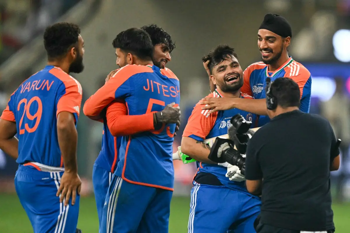 IND vs PAK: Indian Team walks off the field without handshakes after nervy final