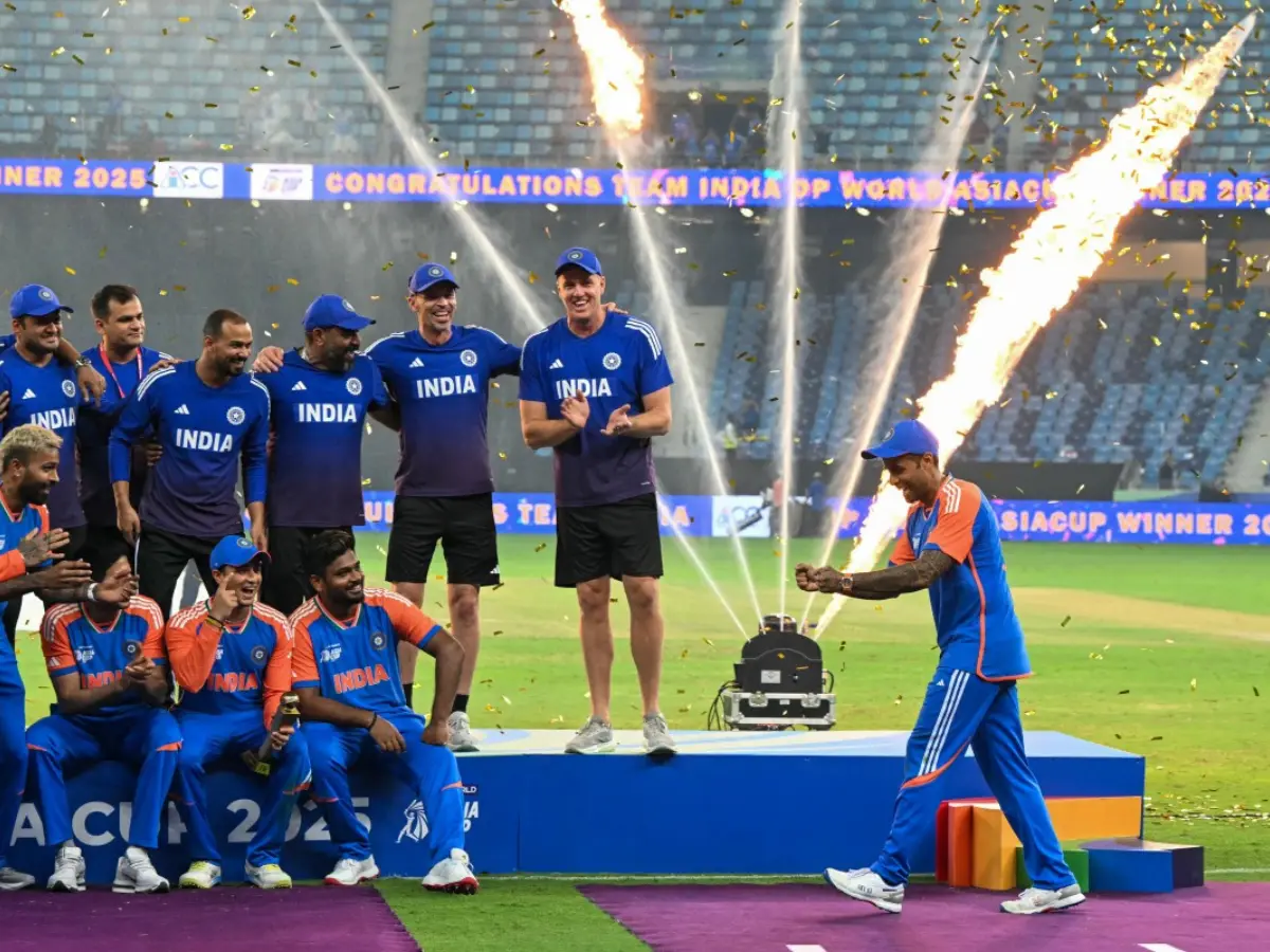3. India celebrate with imaginary trophy