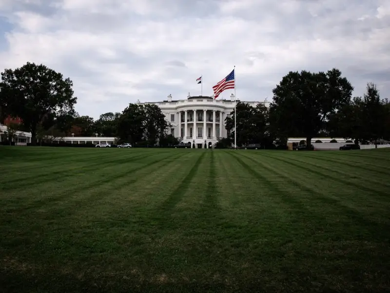 Secret Service SUV catches fire outside White House ahead of Trump-Netanyahu meet Secret Service SUV catches fire outside White House ahead of Trump-Netanyahu meet
