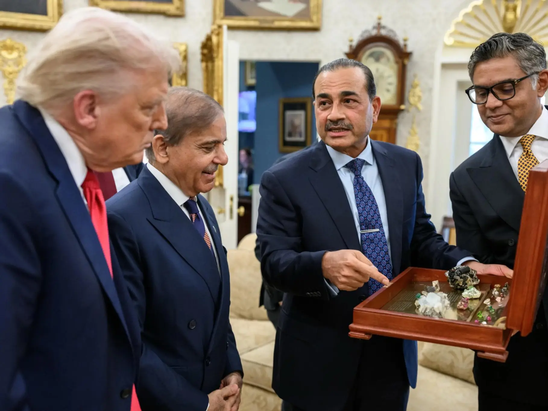 رئیس یا مغازه دار ارتش پاکستان؟ Asim Munir برای عکس های نادر مواد معدنی زمین با ترامپ مورد تمسخر قرار گرفت. ساعت