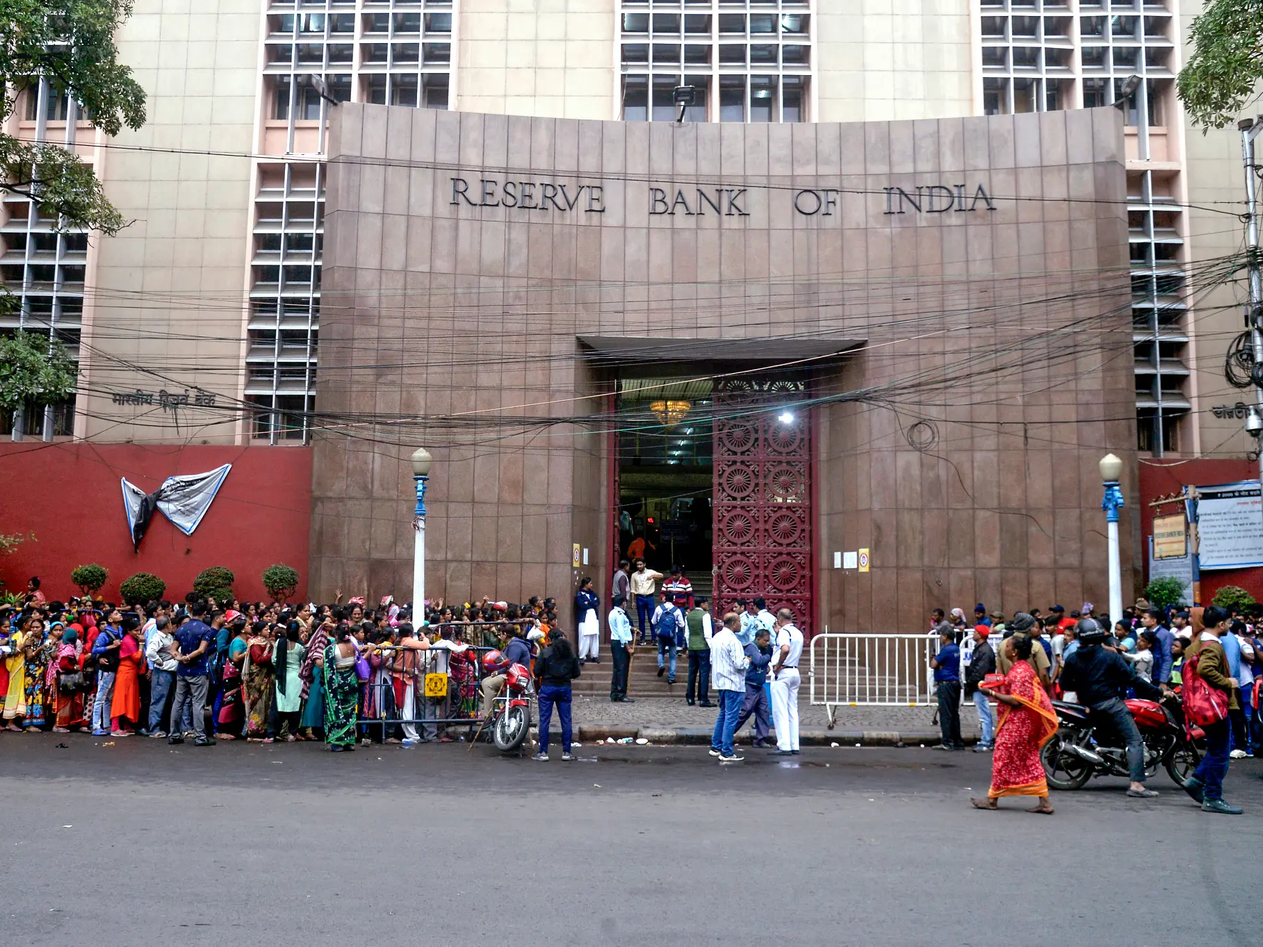 Rs 2000 banknotes still legal tender? Here's what the RBI says Rs 2000 banknotes still legal tender? Here's what the RBI says