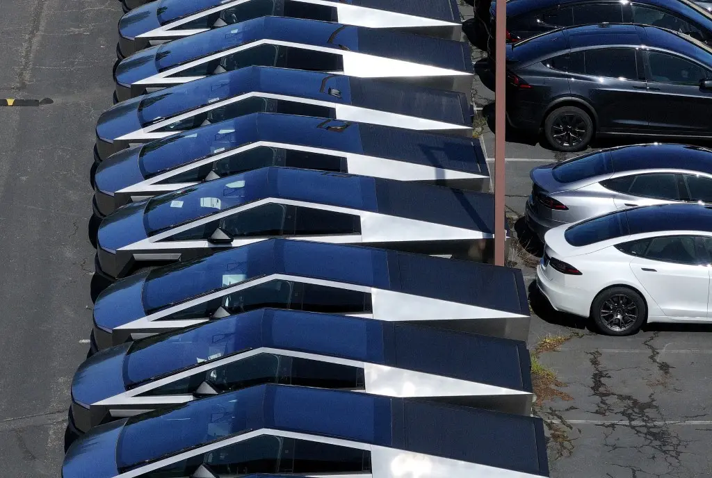 Family of 19-year-old killed in fatal crash sues Tesla, citing faulty cybertruck door