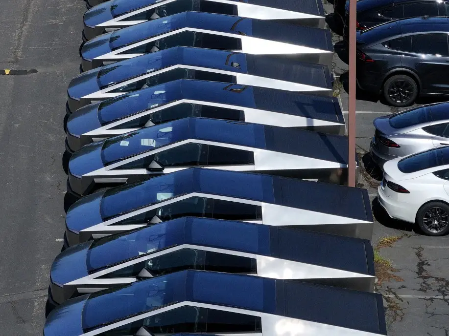 Family of 19-year-old killed in fatal crash sues Tesla, citing faulty cybertruck door Family of 19-year-old killed in fatal crash sues Tesla, citing faulty cybertruck door