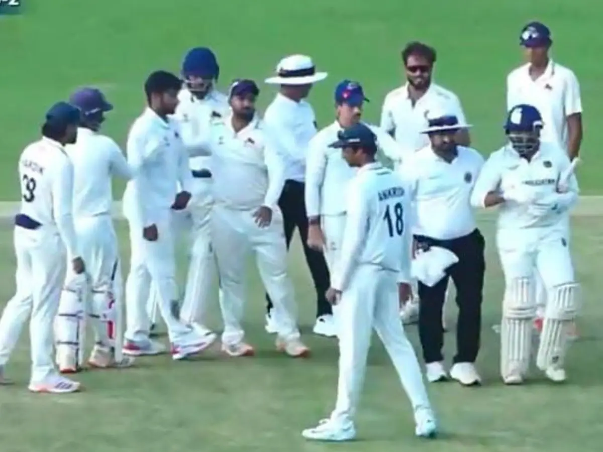 Prithvi Shaw hits 181 vs Mumbai but makes headlines for grabbing Musheer Khan’s collar – Watch Video Prithvi Shaw hits 181 vs Mumbai but makes headlines for grabbing Musheer Khan’s collar – Watch Video