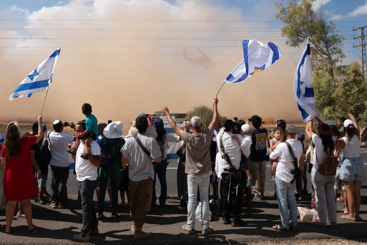 Thousands gather to welcome