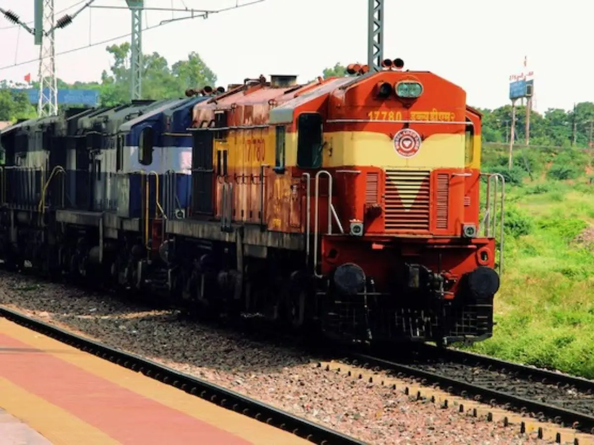 THIS Indian train has been serving free meals to all travelers since 1995; know why THIS Indian train has been serving free meals to all travelers since 1995; know why