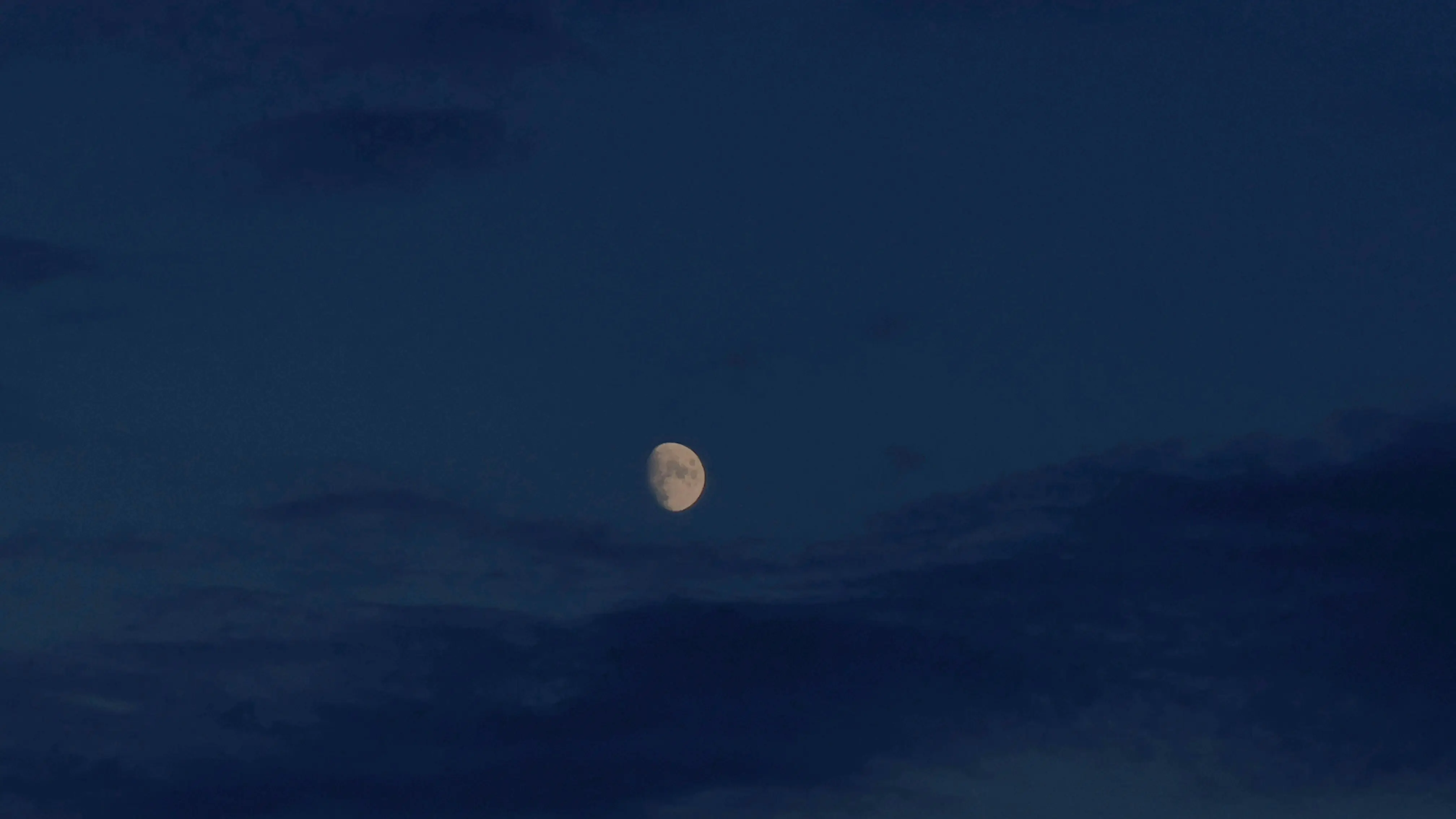 Company behind glass bubbles hopes to build cities on Moon using them
