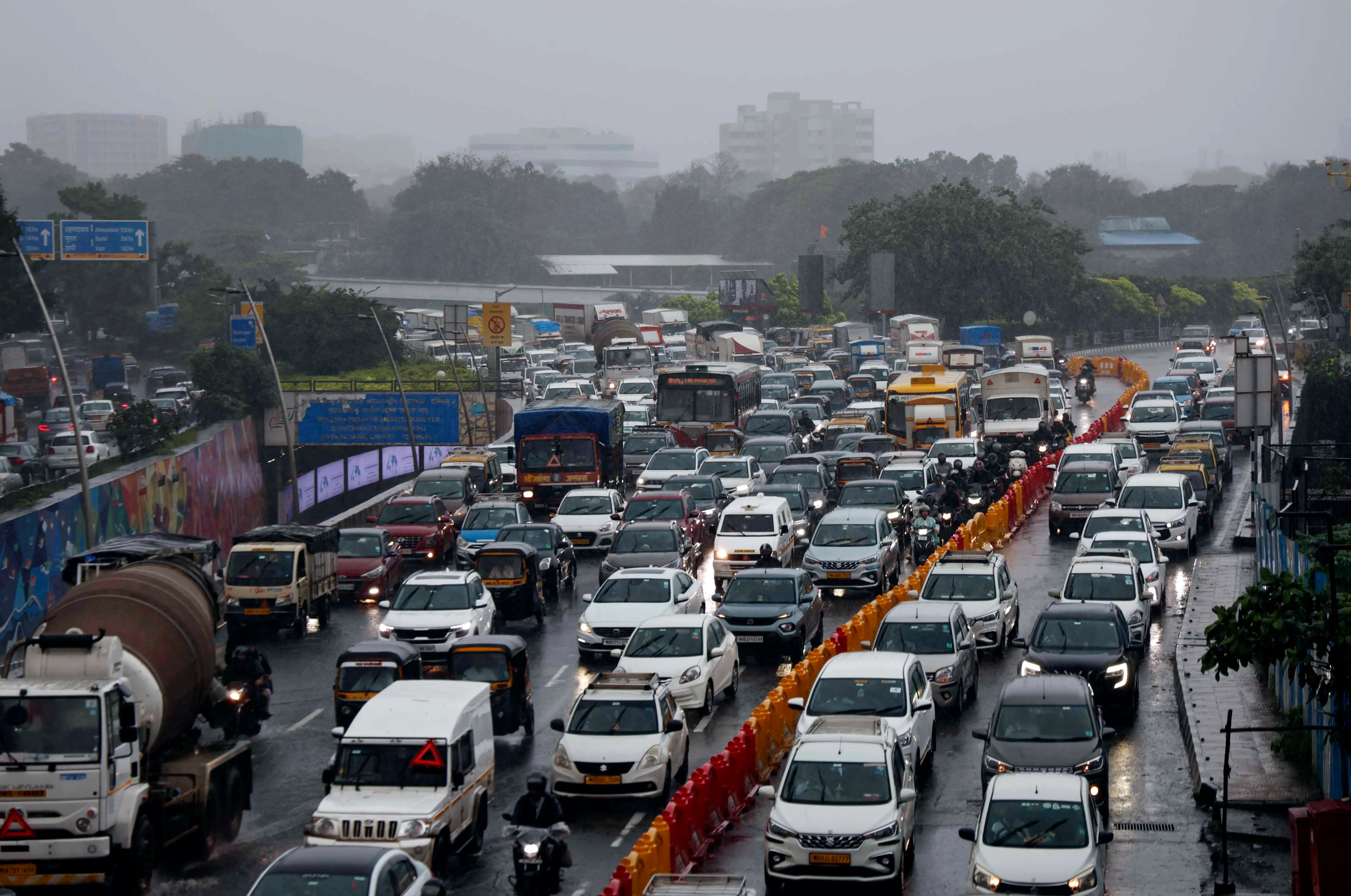 Massive jam on Mumbai-Ahmedabad Highway leaves over 500 students ...