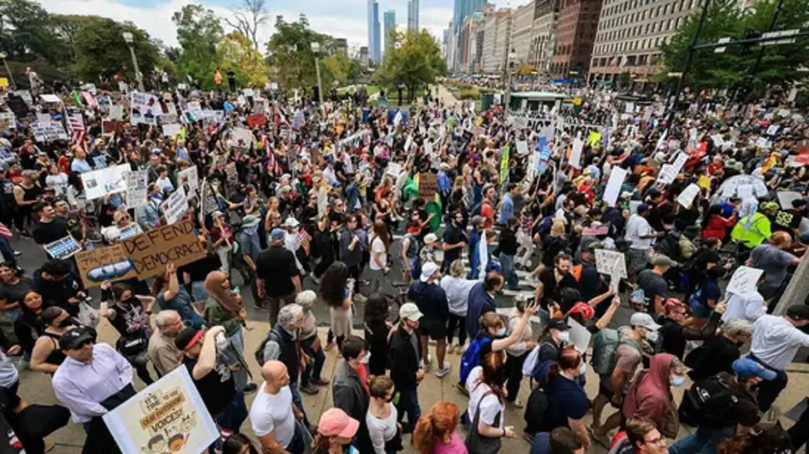 Anti-Trump rallies sweep across US and world as huge crowds turn up in No Kings protests