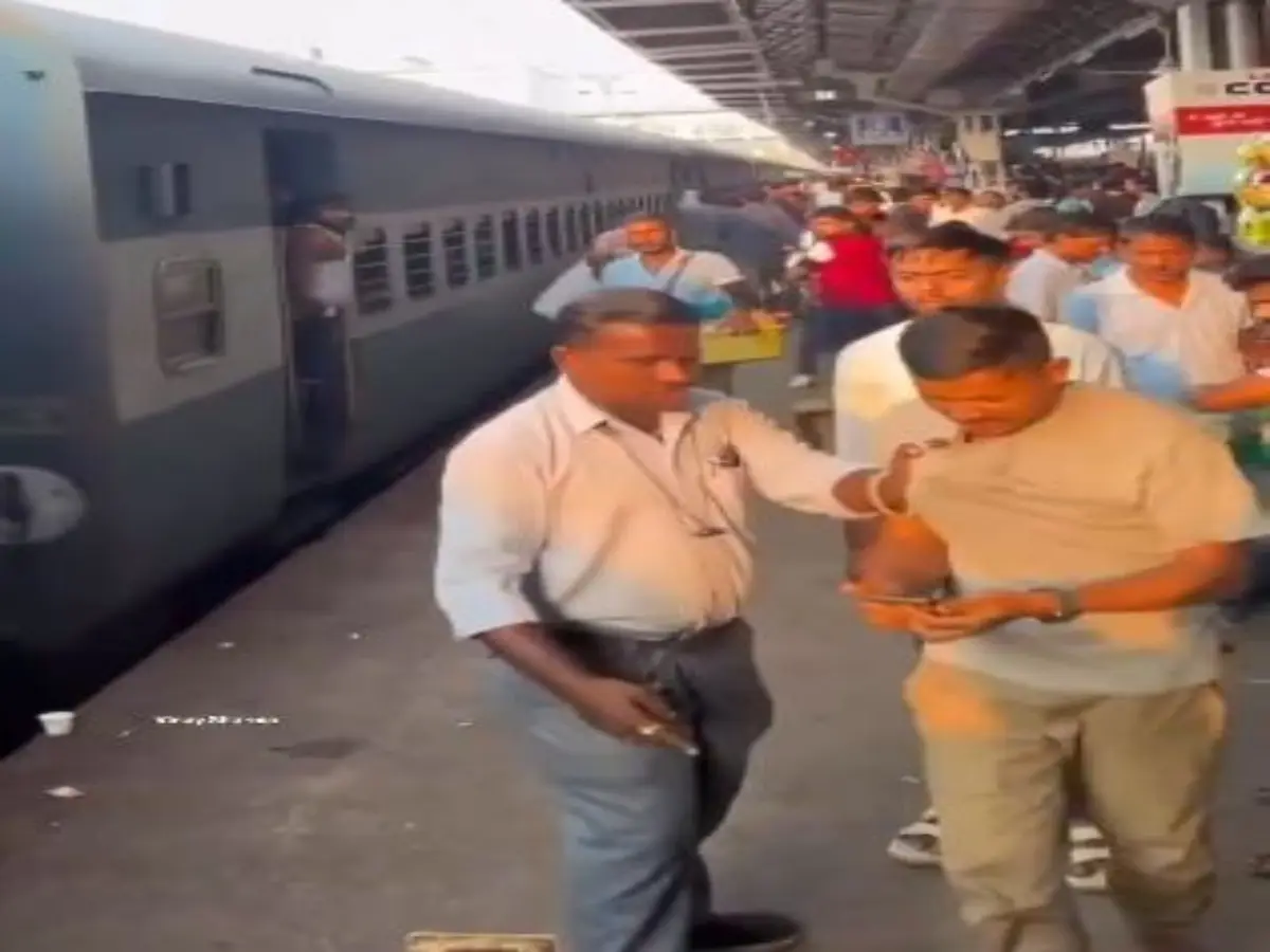 WATCH: Samosa vendor thrashes passenger, takes away smartwatch for failed transaction