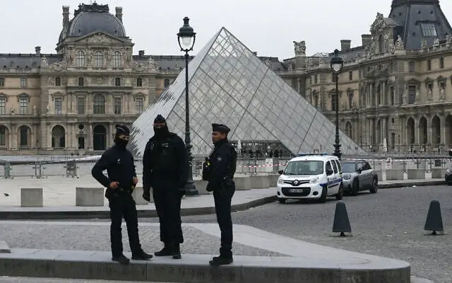 Louvre Museum robbery: WATCH | Thief cutting through glass display in brazen heist