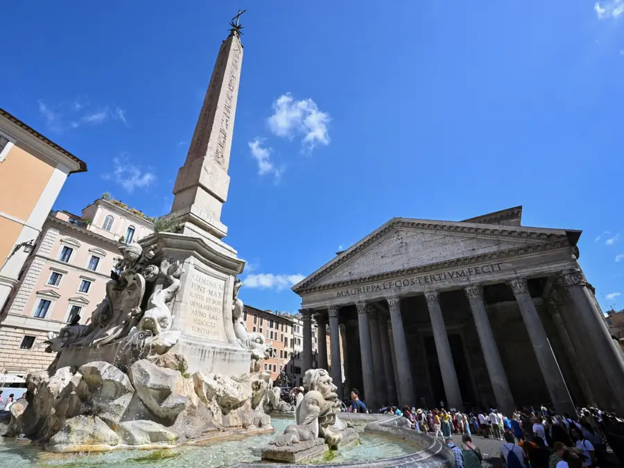 69-year-old Japanese tourist dies after falling from the historic Roman Pantheon