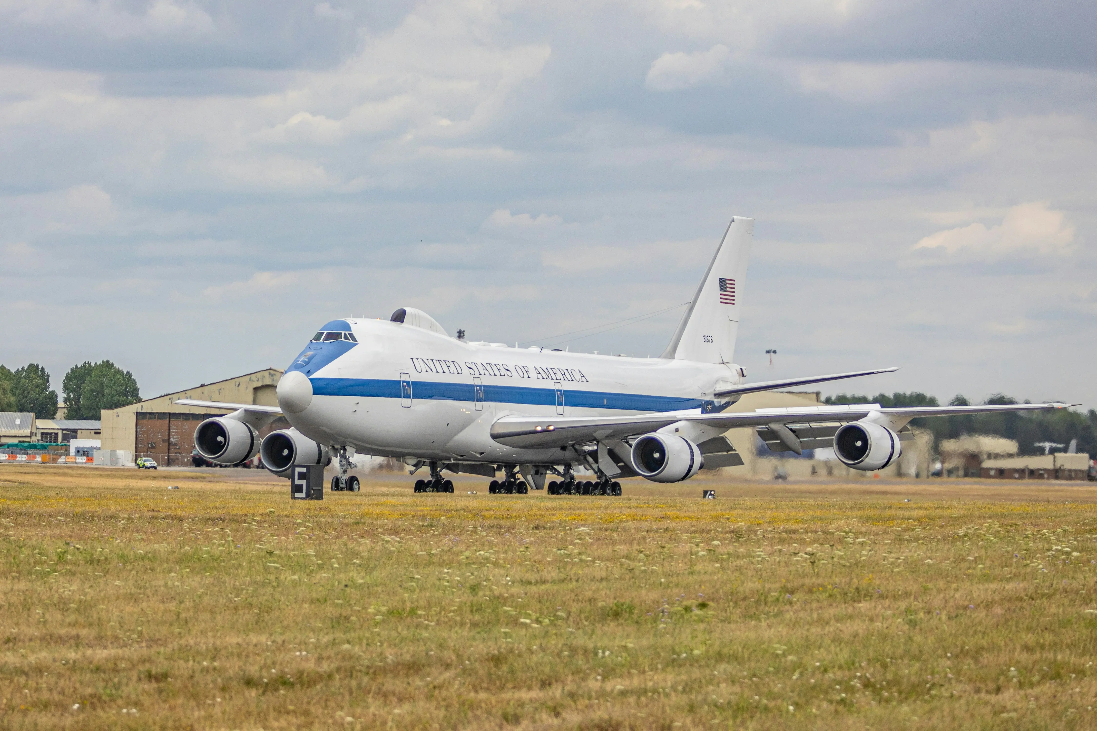 Command and communication systems inside the E-4B "Doomsday plane"