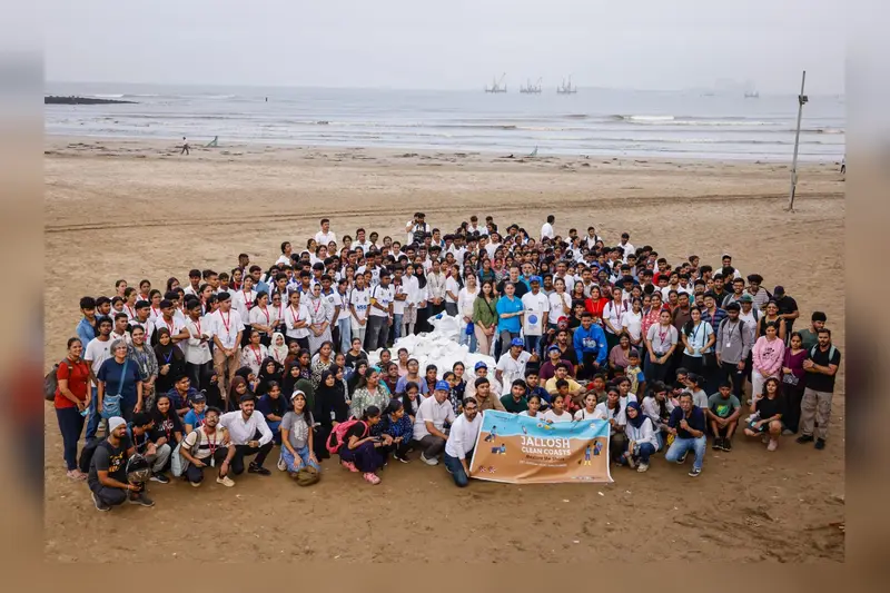 Mumbai rises with the tide along with 410 youth, children and citizens to bring life back to the shore Mumbai rises with the tide along with 410 youth, children and citizens to bring life back to the shore