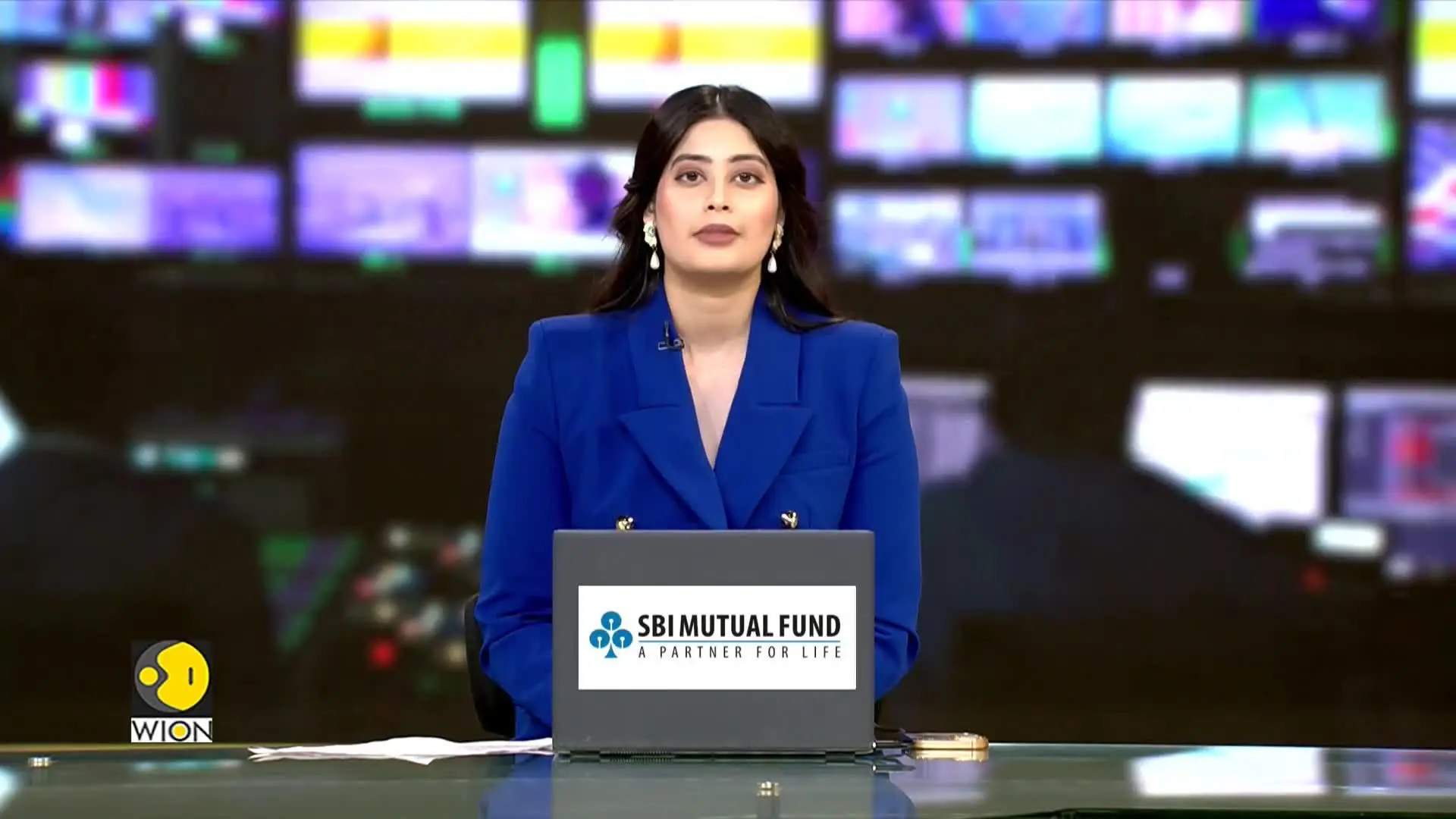 Mumbai: Enrique Iglesias Turns Traffic Jam into Fan Memory Ahead of Mumbai Concert 