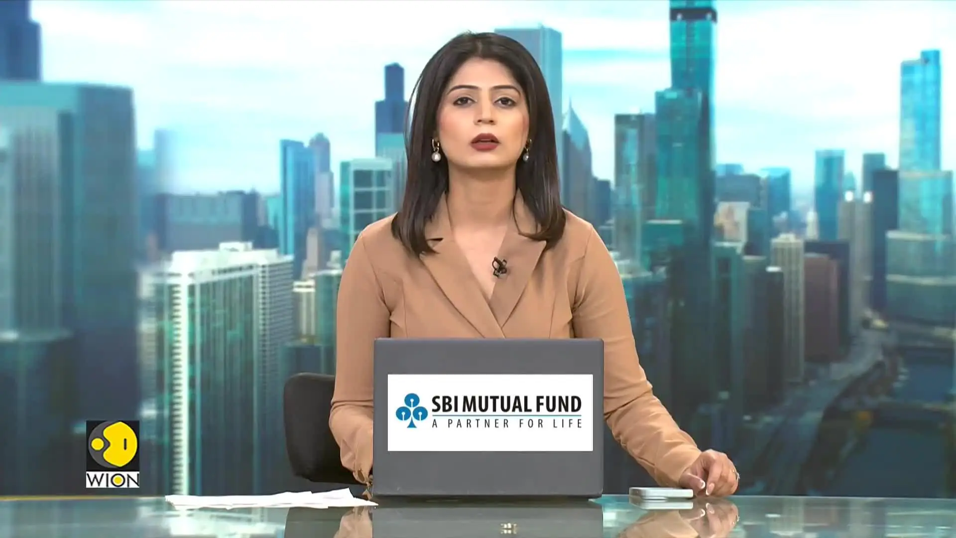 Enrique Iglesias Stuck in Mumbai Traffic | “You Can’t Escape This!”