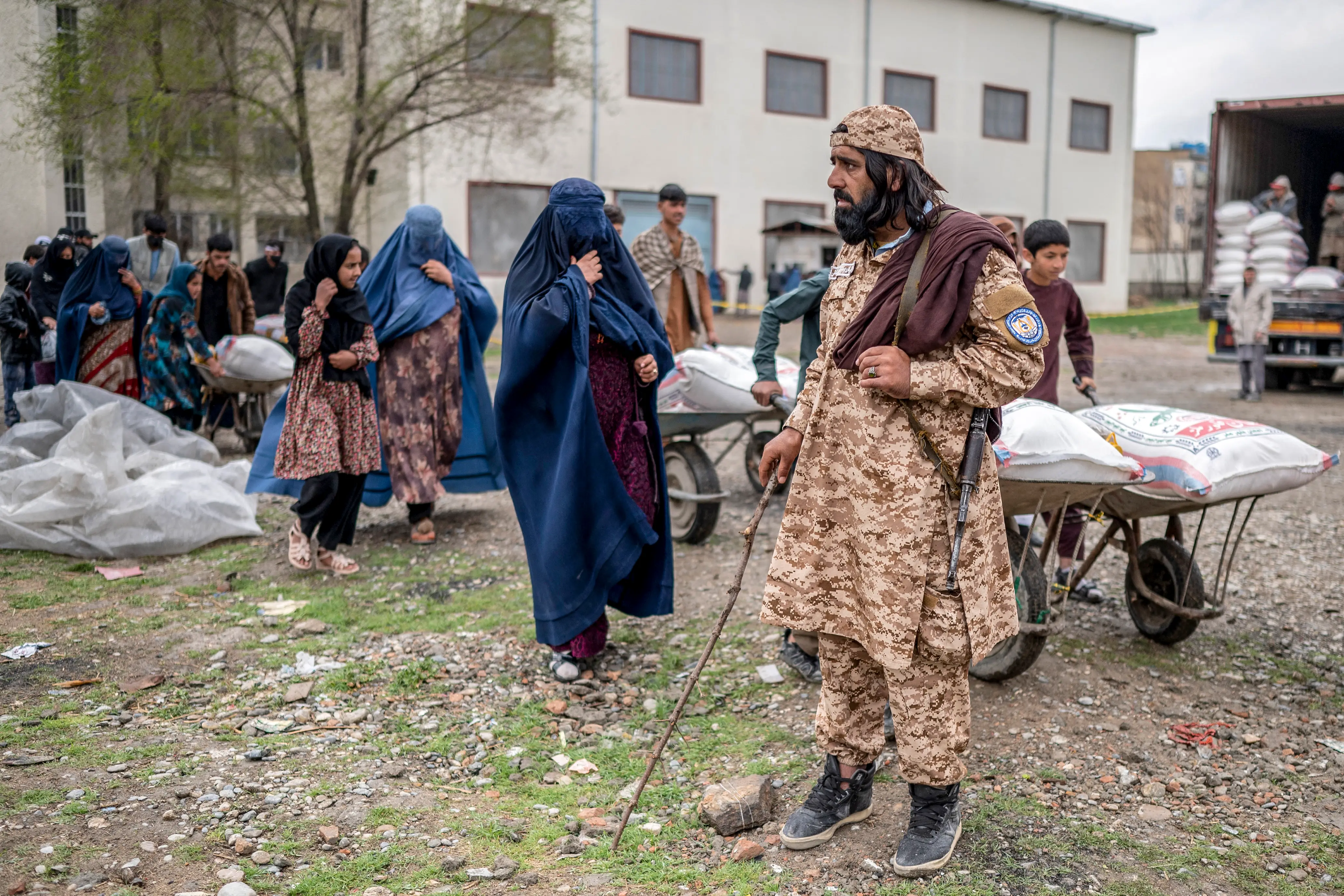 Taliban restricts women workers, UN suspends work at Afghanistan-Iran border in protest