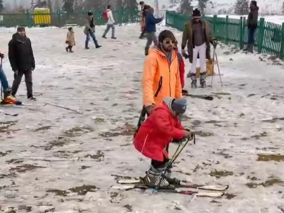 Fresh snowfall transforms Gulmarg into winter wonderland, boosts Kashmir tourism hopes Fresh snowfall transforms Gulmarg into winter wonderland, boosts Kashmir tourism hopes