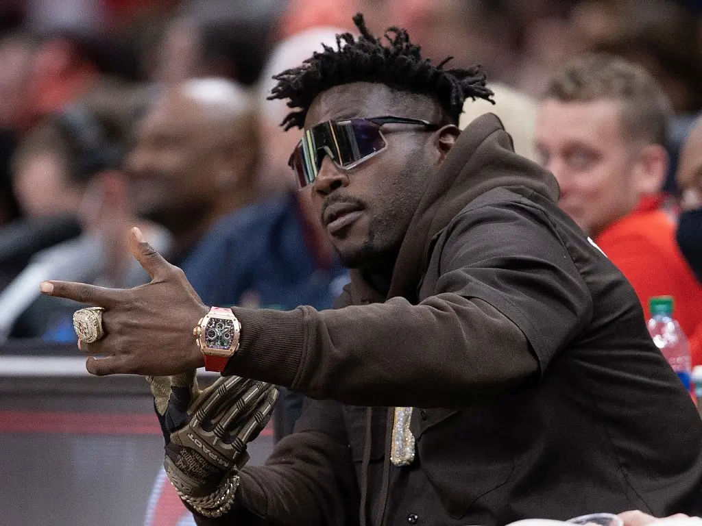 Ex-NFL star and Super Bowl winner Antonio Brown extradited from Dubai for attempt to murder trial Ex-NFL star and Super Bowl winner Antonio Brown extradited from Dubai for attempt to murder trial