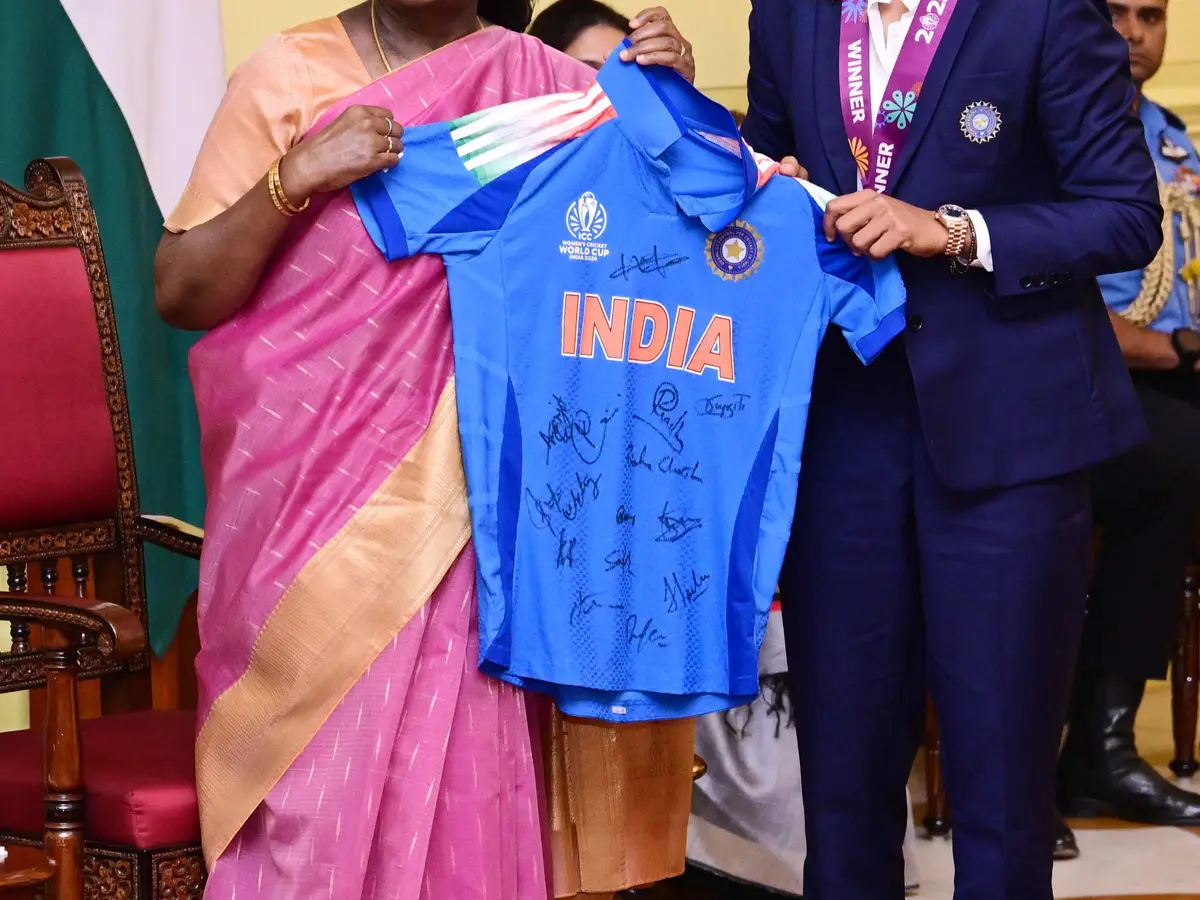 India women's team captain Harmanpreet Kaur presents President ...