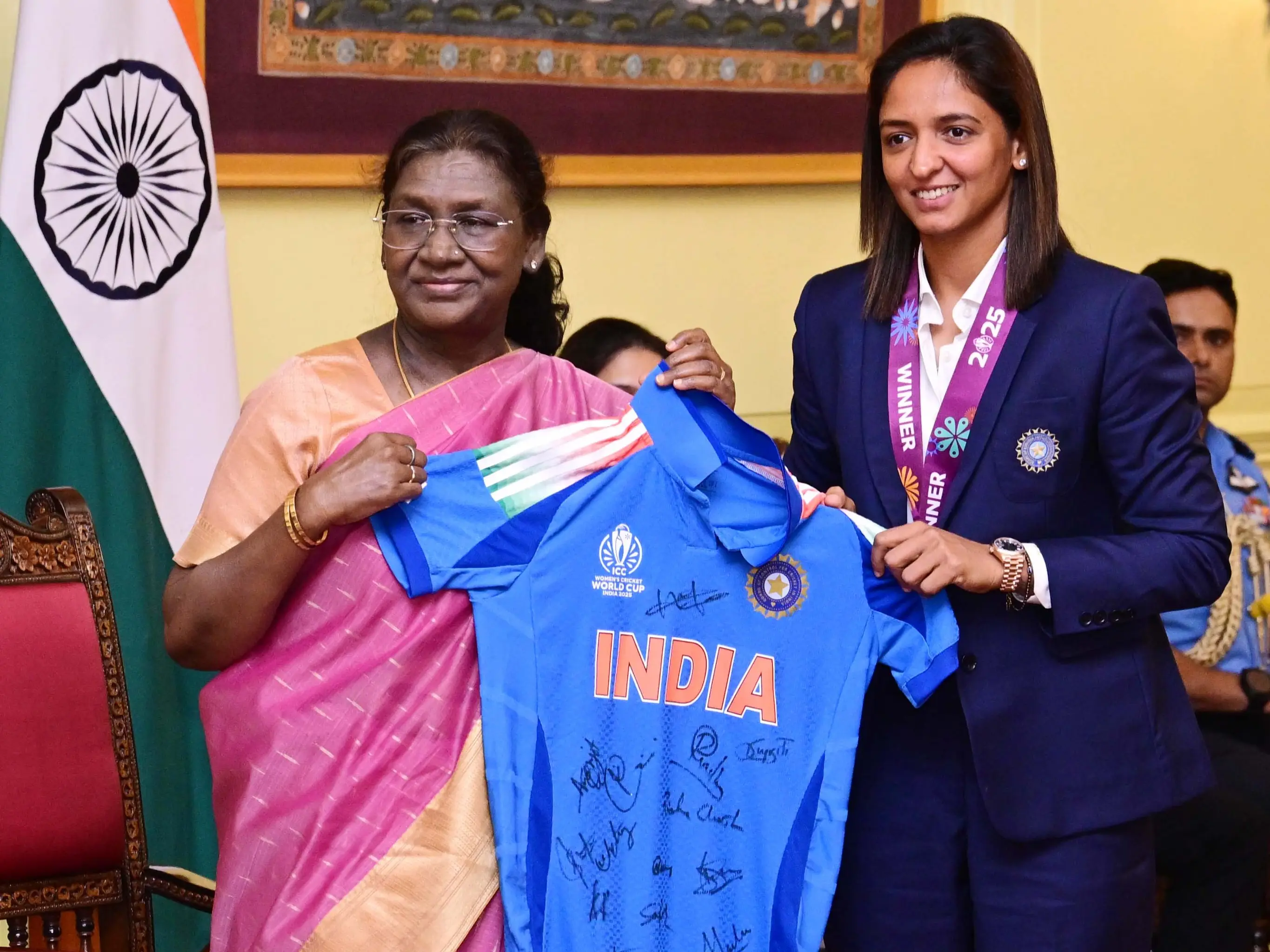 India women's team captain Harmanpreet Kaur presents President Droupadi Murmu with signed jersey India women's team captain Harmanpreet Kaur presents President Droupadi Murmu with signed jersey