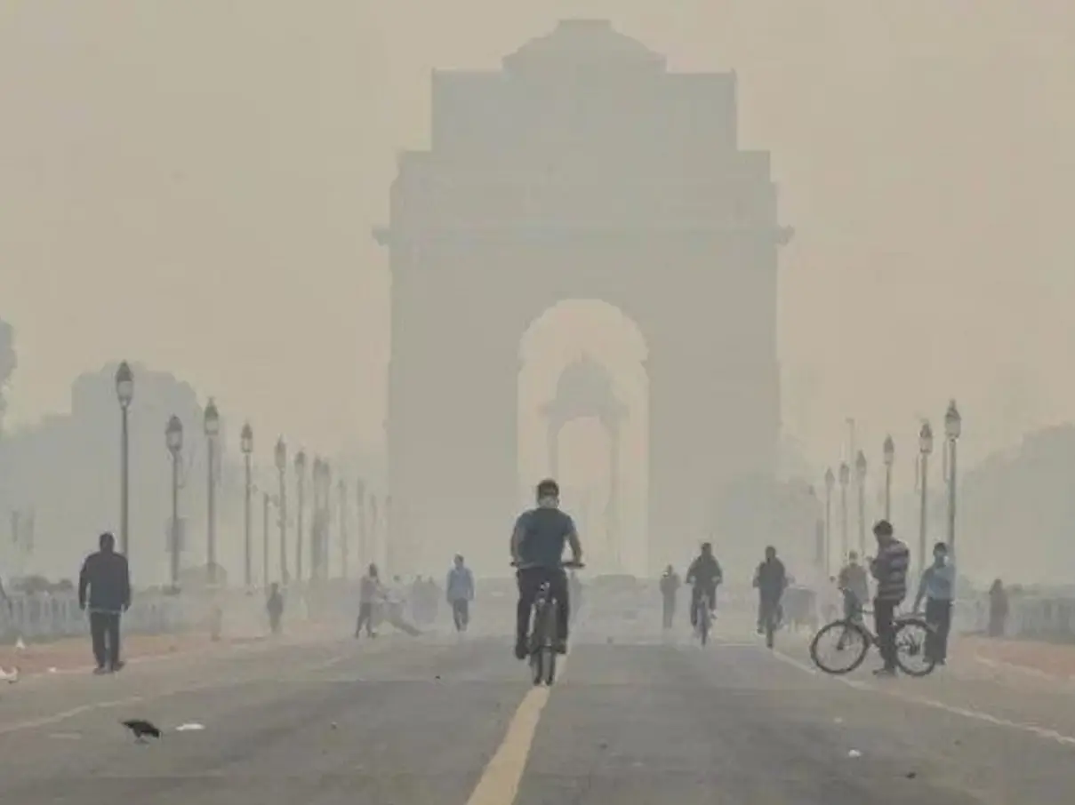 Delhi chokes as pollution levels rise, AQI breaches 400 in several areas; city enters ‘red zone’ Delhi chokes as pollution levels rise, AQI breaches 400 in several areas; city enters ‘red zone’