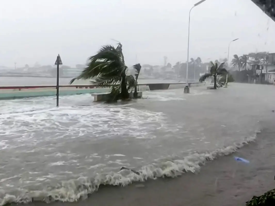 One killed as super Typhoon Fung-wong nears Philippines, days after deadly Kalmaegi killed at least 204 One killed as super Typhoon Fung-wong nears Philippines, days after deadly Kalmaegi killed at least 204