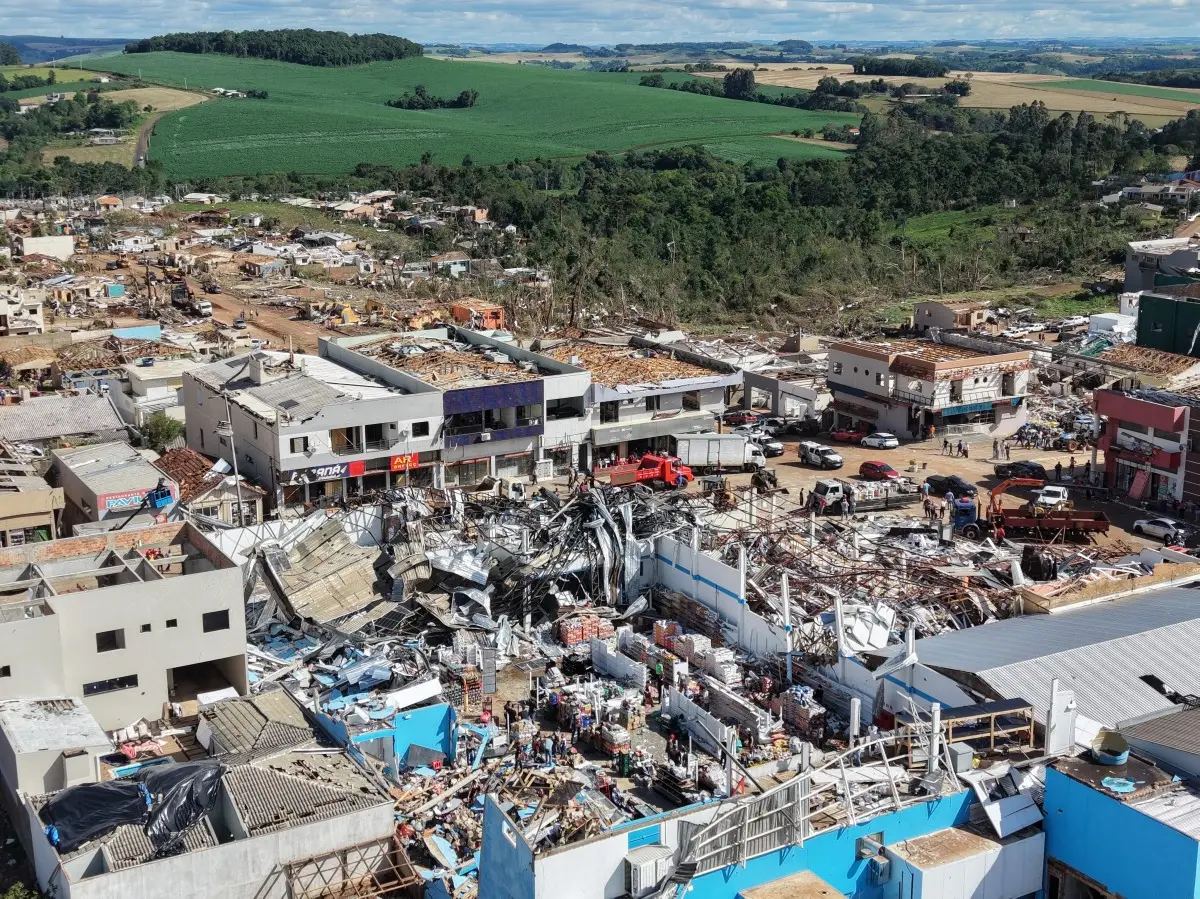 WATCH - Ferocious tornado hits Brazil, hurls vehicles and destroys homes in southern town WATCH - Ferocious tornado hits Brazil, hurls vehicles and destroys homes in southern town