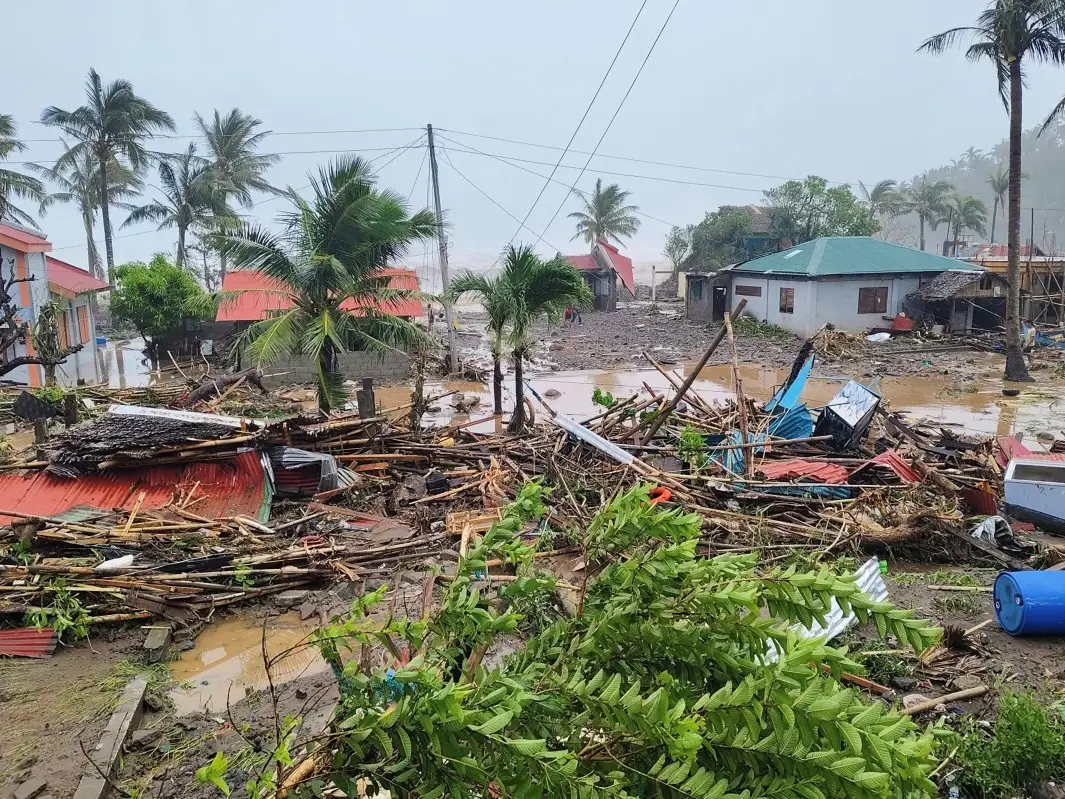 Super Typhoon Fung-wong hits Philippines: 2 dead, over million evacuated before slamming eastern seaboard Super Typhoon Fung-wong hits Philippines: 2 dead, over million evacuated before slamming eastern seaboard