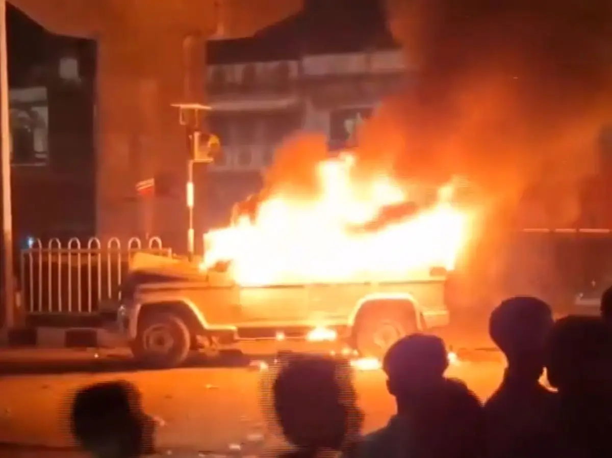 Bihar violence: Angry mob sets police vehicle on fire after rumours spark chaos Bihar violence: Angry mob sets police vehicle on fire after rumours spark chaos