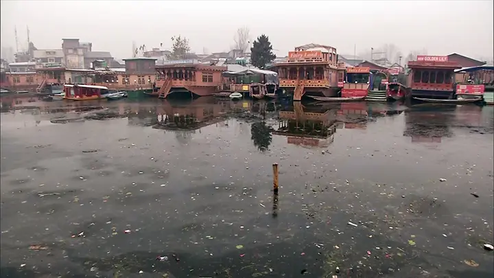 Srinagar records season's first sub-zero temperature at -0.1 degrees Celsius as winter chill grips Kashmir