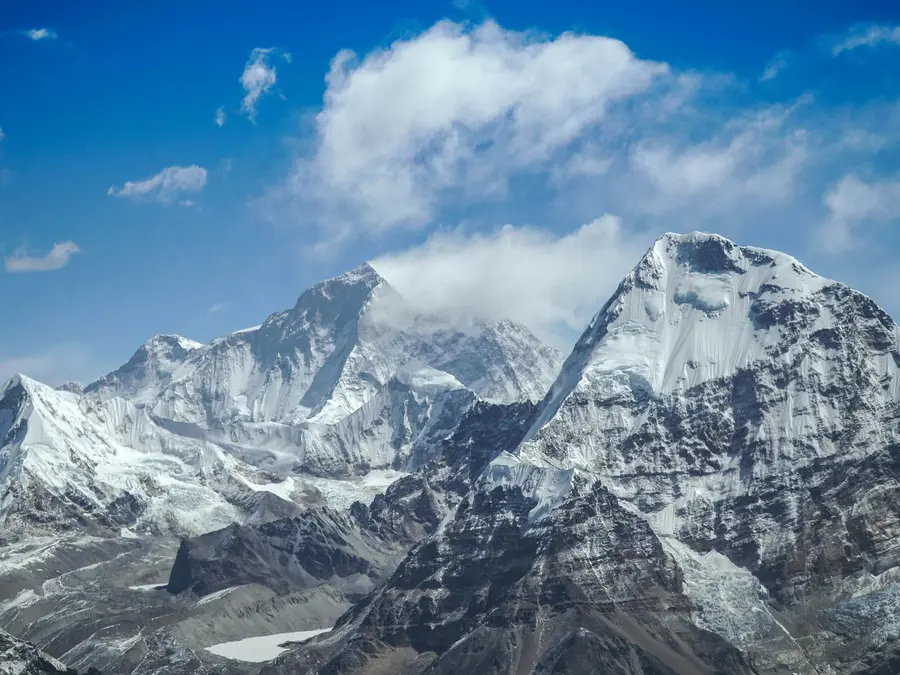 Deep fracture in Earth's mantle created by an unexpected occurrence under India